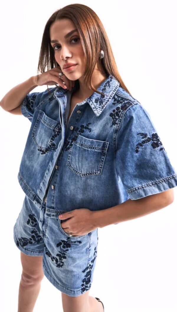 Nakış İşletmeli Kısa Kollu Kısa Denim Gömlek