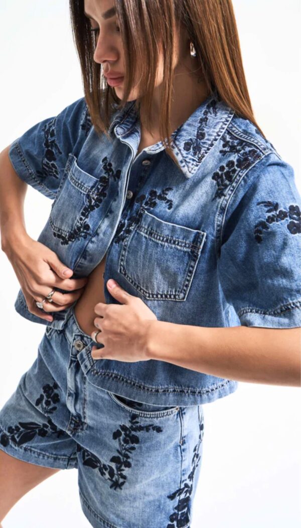 Nakış İşletmeli Kısa Kollu Kısa Denim Gömlek - Görsel 2