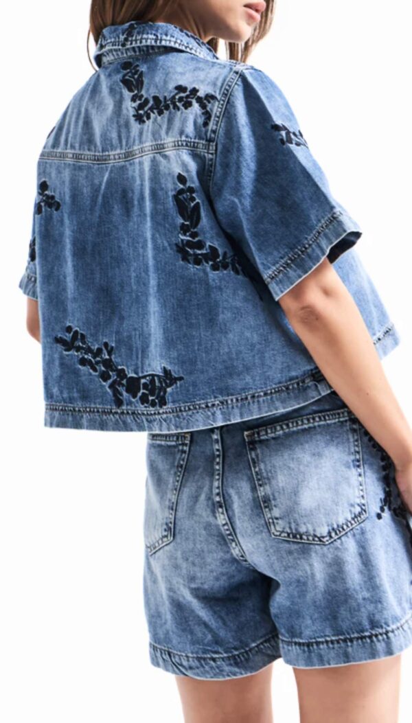 Nakış İşletmeli Kısa Kollu Kısa Denim Gömlek - Görsel 3